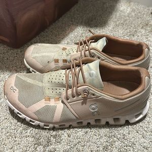 Women’s on cloud, size 8